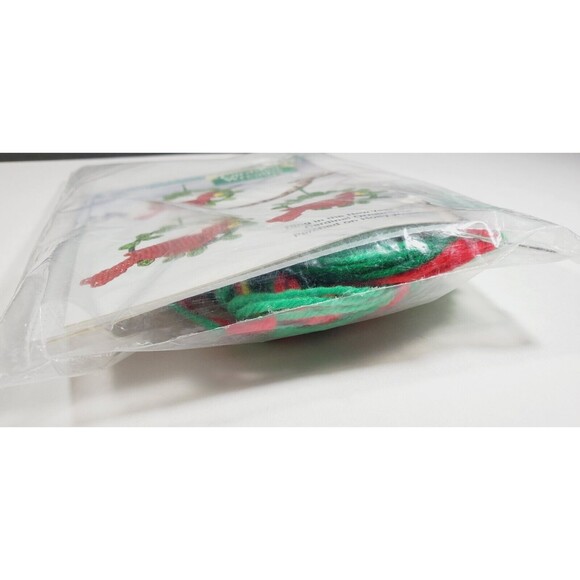 Needlecraft Shop Cardinal Wreaths Plastic Canvas Ornament Kit Vintage New - Picture 3 of 5